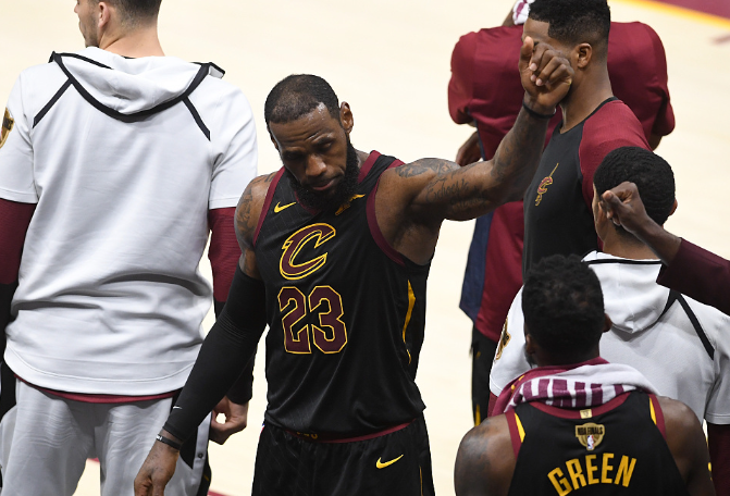 九游综合娱乐平台-戈贝尔主动钻到恩比德裆部